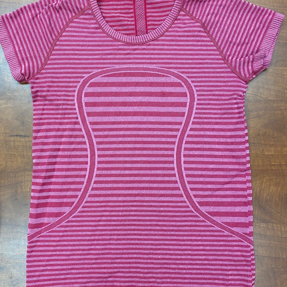 Lululemon Swiftly Tech Short Sleeve Crew
Heathered Berry Rumble Sz 8